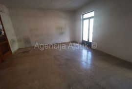 Imotski poslovni prostor 88,60 m2 + terasa - najam, Imotski, Propiedad comercial