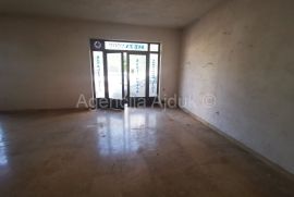 Imotski poslovni prostor 88,60 m2 + terasa - najam, Imotski, Propiedad comercial