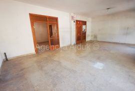 Imotski poslovni prostor 88,60 m2 + terasa - najam, Imotski, Propiedad comercial