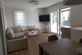 Istra, Poreč, najam trosobnog komfornog stana NKP 83,30 m2 u rezidencijalnom djelu, Poreč, Apartamento