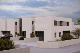 ŠIBENIK, VODICE - moderna kuća u nizu 99,68m2 + okućnica + 2 parking mjesta – S2, Vodice, House