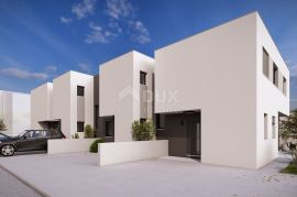 ŠIBENIK, VODICE - moderna kuća u nizu 99,68m2 + okućnica + 2 parking mjesta – S2, Vodice, House