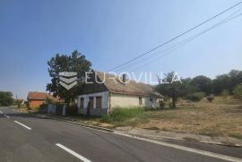 Erdut, Dalj, Stara kuća sa zemljištem od 5332 m2 u centru sela, voćnjak, Erdut, House