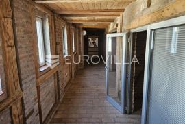 Osijek, Centar, poslovni prostor na 2. katu (60 m2- 140 m2), Osijek, Propiedad comercial