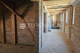 Osijek, Centar, poslovni prostor na 2. katu (60 m2- 140 m2), Osijek, Propiedad comercial