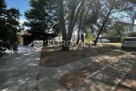 Ugljan, prekrasna kuća na impresivnih 1405 m2, 100 m od plaže, Preko, Дом