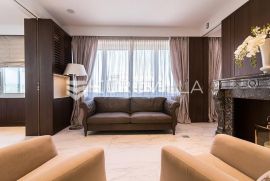 Trg bana Jelačića vrhunski uređen trosobni stan + 2PGM, Zagreb, Appartement