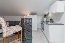 Cesarica, kuća sa 3 apartmana, Karlobag, بيت