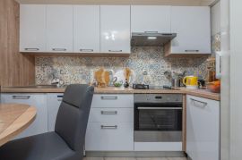 Cesarica, kuća sa 3 apartmana, Karlobag, بيت