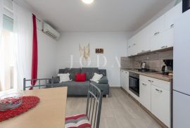 Cesarica, kuća sa 3 apartmana, Karlobag, بيت