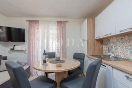 Cesarica, kuća sa 3 apartmana, Karlobag, بيت