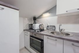 Cesarica, kuća sa 3 apartmana, Karlobag, بيت