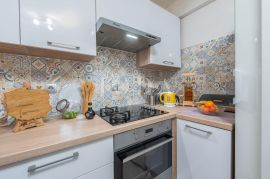 Cesarica, kuća sa 3 apartmana, Karlobag, بيت