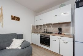 Cesarica, kuća sa 3 apartmana, Karlobag, بيت