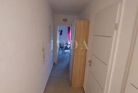 Cesarica, kuća sa 3 apartmana, Karlobag, بيت