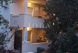 Cesarica, kuća sa 3 apartmana, Karlobag, بيت