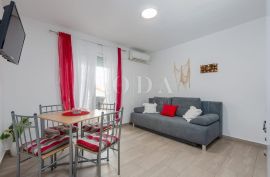 Cesarica, kuća sa 3 apartmana, Karlobag, بيت