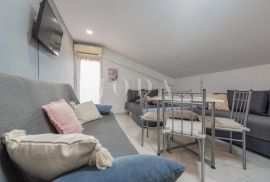 Cesarica, kuća sa 3 apartmana, Karlobag, بيت