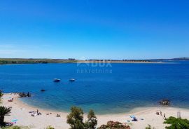 OTOK PAG, POVLJANA - Kvalitetna kuća s dva apartmana 50 metara od plaže, Pag, Maison