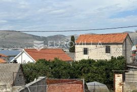 Trogir, Okrug Gornji, stara kuća u nizu površine 150 m2, Okrug, Ev