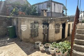 Trogir, Okrug Gornji, stara kuća u nizu površine 150 m2, Okrug, Casa