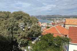 Trogir, Okrug Gornji, stara kuća u nizu površine 150 m2, Okrug, Casa