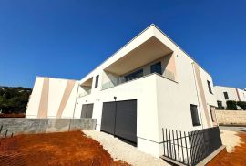 OPATIJA, POBRI - villa u nizu 214m2 s pogledom na more + uređena okućnica 150m2, Opatija - Okolica, Ev