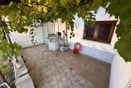 OTOK KRK, VRH - dvojna kuća, 170 m2, okućnica!!!, Krk, Casa