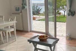 CRIKVENICA, JADRANOVO -prostrani stan u prizemlju, 80 m od mora, Crikvenica, Apartamento