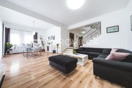 Zagreb, Mikulići, prekrasna moderna samostojeća kuća, 380 m2 s okućnicom, Zagreb, Haus