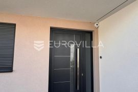 Opatija, Pobri, dvoetažni stan s vrtom i pogledom na more, ukupne površine 162,29 m², Opatija - Okolica, Flat