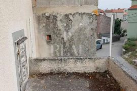 Cres-Orlec, starina za ronoviranje od 80 m2 sa štalom i mjestom za parking vozila, Cres, Maison