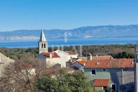 Cres-Orlec, starina za ronoviranje od 80 m2 sa štalom i mjestom za parking vozila, Cres, Maison