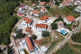 Kuća Atraktivna, visoko kvalitetna, moderna vila sa bazenom. Sv.Lovreč, okolica Poreča!, Sveti Lovreč, Famiglia