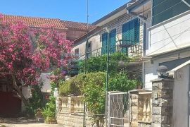 Prodaja, Biograd na Moru, kuća u nizu 60 m2, vrt, 2 etaže, Biograd Na Moru, Kuća