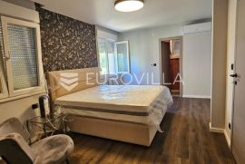 Trogir- okolica, renovirana kuća  250 m2 s tri  novouređena  stana  prvo useljenje, Seget, Maison