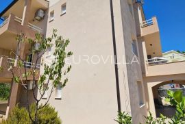 Trogir- okolica, renovirana kuća  250 m2 s tri  novouređena  stana  prvo useljenje, Seget, Maison