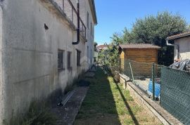 ISTRA, PULA - kuća na parceli sa velikim potencijalom za izgradnju, Pula, Famiglia