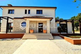 Istra, Hrboki - vrhunska moderna kvalitetna petfriendly villa NKP 159 m2 s bazenom, 1998 m2 parcele, Barban, Haus