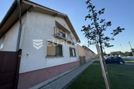 Semeljci, dvoetažna kuća 196 m2 na zemljištu od 982 m2, Semeljci, House