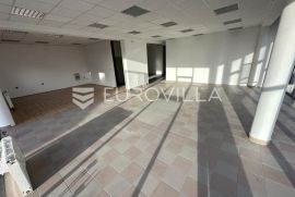 Vukovar, centar, atraktivna poslovna zgrada na tri etaže, Vukovar, Propriété commerciale