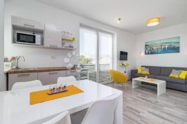 Moderna Villa s apartmanima u blizini mora, Medulin, Дом