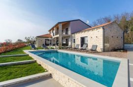 ELEGANTNA VILLA SA BAZENOM I WELLNESSOM, OKOLICA POREČA, Poreč, بيت