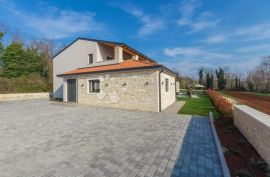 ELEGANTNA VILLA SA BAZENOM I WELLNESSOM, OKOLICA POREČA, Poreč, House