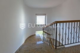 Istra, Rovinj, apartmanska kuća, 13 stanova, uhodani biznis, odlična prilika, Rovinj, Propiedad comercial