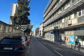 Split, grad, veliki poslovni prostor s izlogom na prometnici, Split, Poslovni prostor