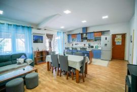 ZADAR - STANOVI - APARTMANSKA KUĆA, Zadar, Famiglia