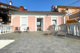 Crikvenica-Centar, kuća sa 3 apartmana, Crikvenica, بيت