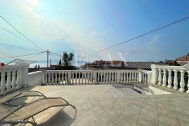 Crikvenica-Centar, kuća sa 3 apartmana, Crikvenica, بيت