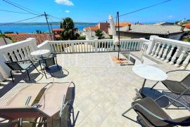 Crikvenica-Centar, kuća sa 3 apartmana, Crikvenica, Kuća